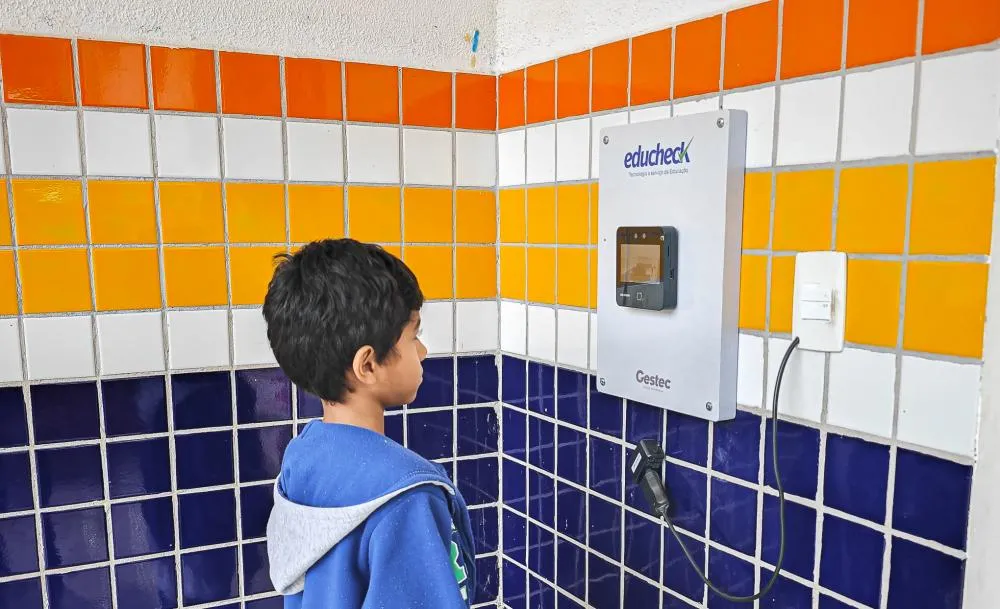 Secretaria Municipal de Educação implanta projeto piloto com reconhecimento facial na Escola Municipal Dom Máximo Biennés