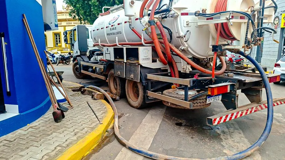 Prefeitura realiza limpeza e desobstrução de galerias pluviais com hidrojato no centro de Cáceres