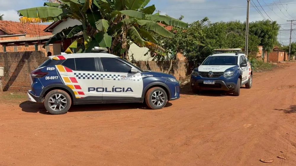 Suspeito tenta tomar arma de policial, é baleado e bando acaba preso com pasta-base no Grande Paraiso,