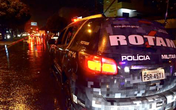 Homem ameaça a mulher e morre ao atacar policiais da Rotam