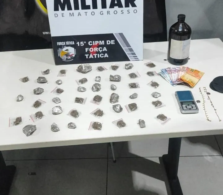 Força Tática prende duas pessoas por tráfico de drogas e apreende 94 porções de entorpecente