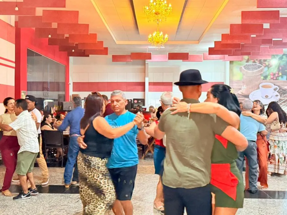Restaurante e Pizzaria Todo Dia surpreende com shows ao vivo e espaço climatizado para dançar em Cáceres