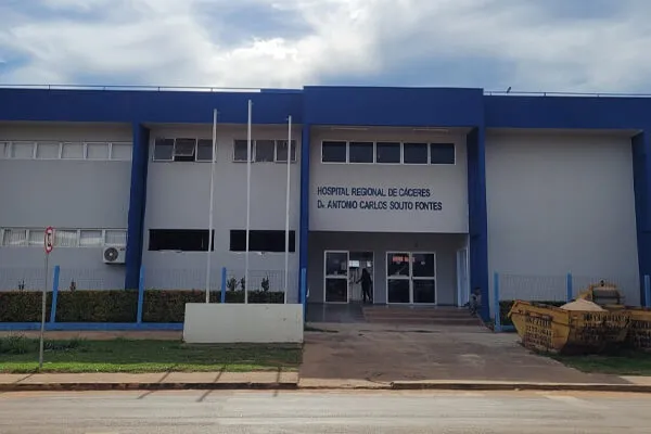 Contrato assinado em 2025 com a OSS AGIR faz custo do Hospital Regional de Cáceres saltar de R$ 12 milhões para R$ 19 milhões por mês — aumento milionário e queda nos salários acendem alerta