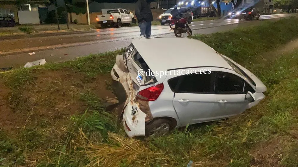 Caminhonete Hilux atinge Fiesta em ultrapassagem e joga veículo em valeta 