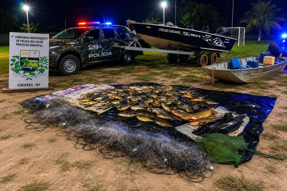 Polícia Ambiental apreendem barcos, motores e 130 kg de peixes proibidos e capturados com rede em Cáceres